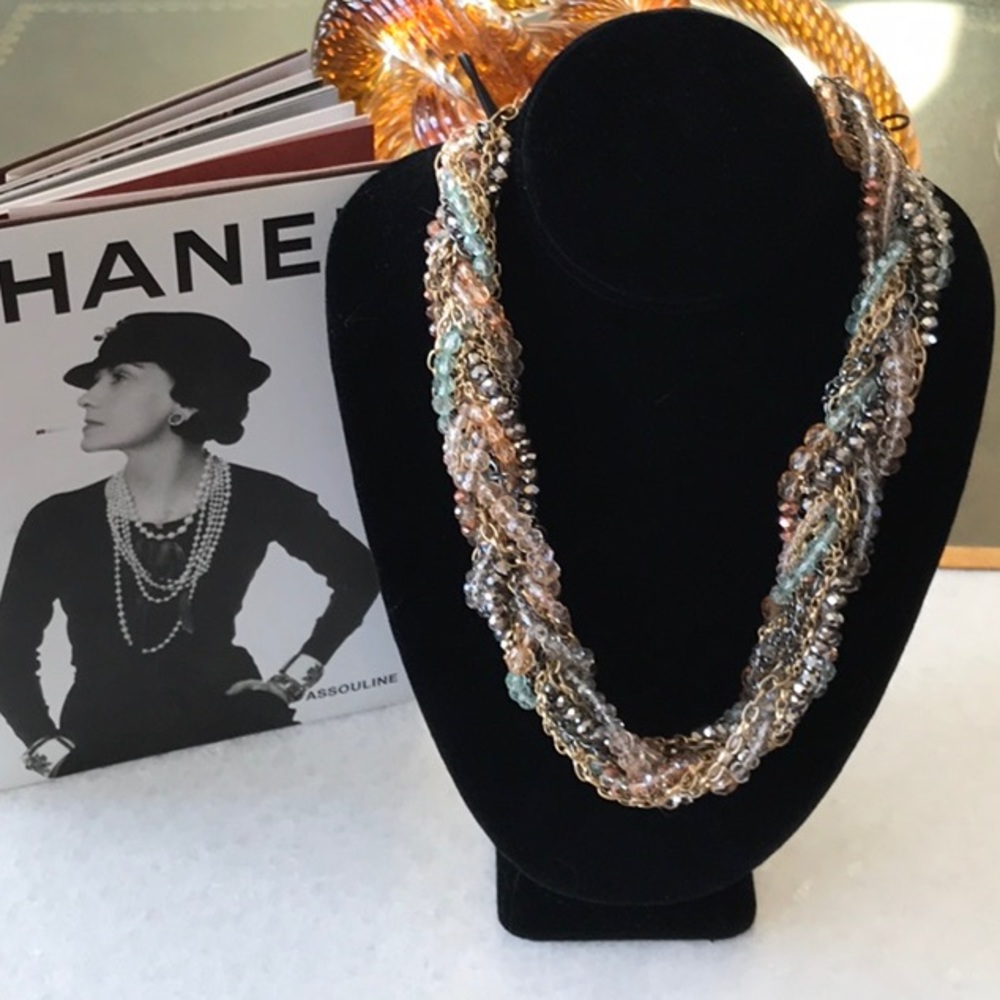 Elegant bead and chain necklace